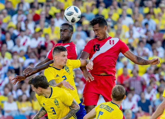 Přátelské utkání Švédska a Peru před MS 2018: Peruánci Christian Ramos (15) a Renato Tapia (13) bojují o míč s Mikaelem Lustigem (2) a Viktorem Lindelöfem (3).