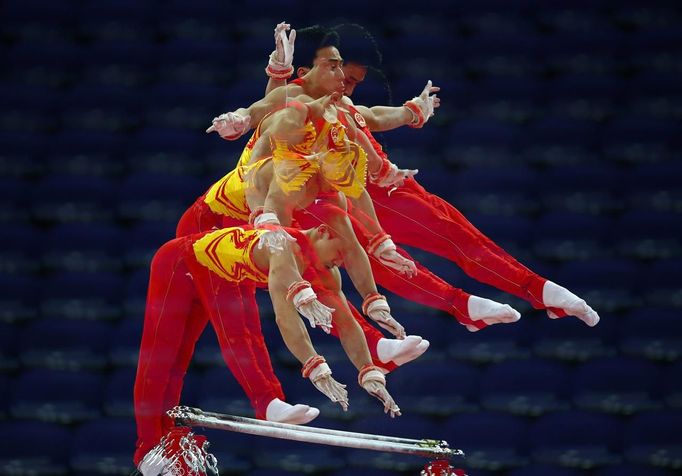 Chinese gymnast Teng Haibin works out on the horizontal bar during men's gymnastics podium training before the 2012 London Olympic Games in London July 25, 2012. Picture taken using multiple exposures. REUTERS/Mike Blake (UNITED KINGDOM - Tags: SPORT OLYMPICS GYMNASTICS TPX IMAGES OF THE DAY) Published: Čec. 25, 2012, 1:12 odp.