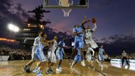 Basket pod širým nebem. Michigan State Spartans v zápase proti North Carolina Tar Heels na palubě letadlové lodi USS Carl Vinson ve městě Coronado, v Kalifornii.