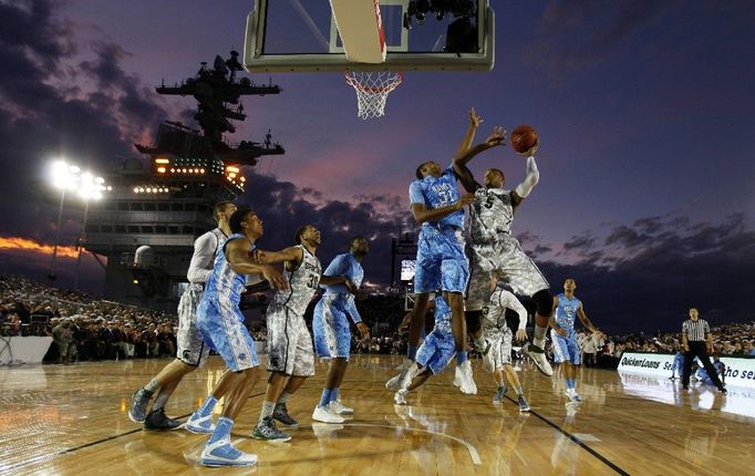 Basket pod širým nebem. Michigan State Spartans v zápase proti North Carolina Tar Heels na palubě letadlové lodi USS Carl Vinson ve městě Coronado, v Kalifornii.