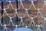 Světová výstava EXPO 2010 byla slavnostně zahájena. Nemohli chybět akrobati...
