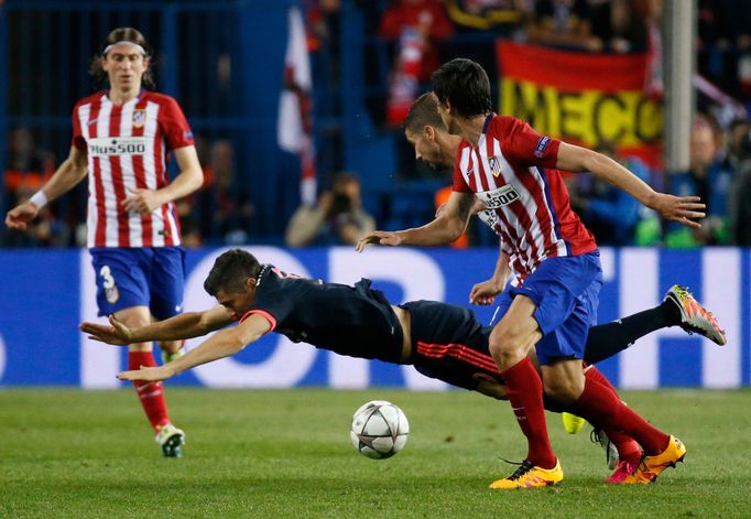 Bayern Munich's Robert Lewandowski in action with Atletico Madrid's Antoine Griezmann and Stefan Savic