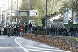 Příznivci Interu a Lazia před policejní stanici v centru Milána.