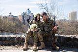 Anastasia Mochinová a Vjačeslav Hohljuk se poznali v armádě a vzali se v uniformách. Oba od 24. února, kdy začala invaze, bojují.