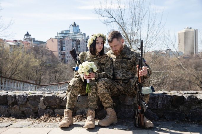 Fotografie ženy sloužící během ruské invaze na Ukrajinu v ukrajinské armádě. Záběr z vojenské svatby v Kyjevě. Datum pořízení snímku: 7. 4. 2022.