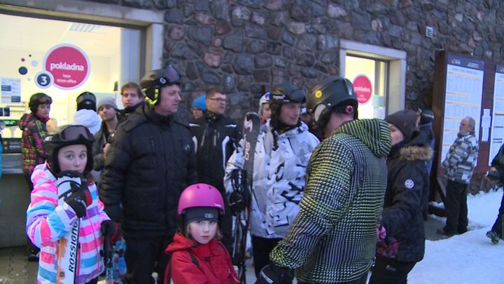 Na lanovku v Bukové Hoře spadl strom, uvázlo na ní 71 lyžařů. Evakuoval je vrtulník
