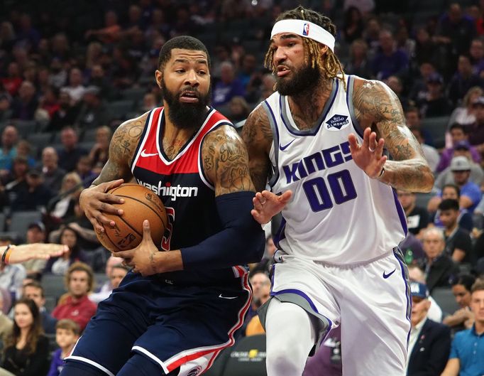 NBA 2018/19, Sacramento - Washington: Hostující Markieff Morris (s míčem) a Willie Cauley-Stein