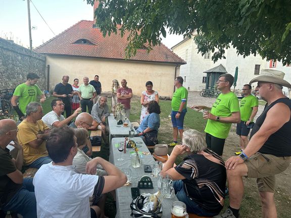 Podvečerní setkání Martina Kupky s lidmi v Dobřichovicích bylo hlavně setkáním členů a příznivců ODS.