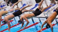 Lochte a Phelps skáčou do padesátimetrového bazénu v londýnském Aquatics Centre.