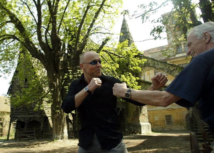 Natáčení filmu Van Helsing v Kunraticích v roce 2004. Na fotografii herec Marek Vašut a kaskadér Luděk Bukač.