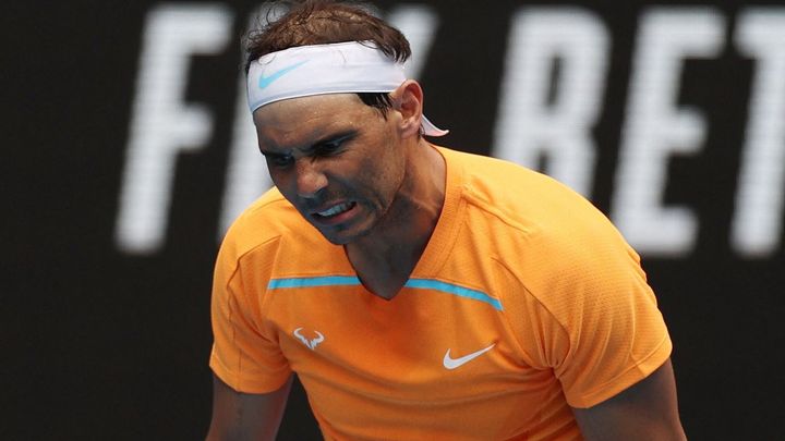 Nadalovi sebrali raketu, pomohly mu křeče nebezpečného soka. Australian Open začalo; Zdroj foto: Reuters