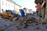 V ulicích chorvatského města Sisak poškodily trosky z rozbořených budov po zemětřesení i mnoho zaparkovaných aut.