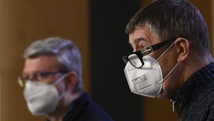 Vláda uvolní další služby. Kdy se otevřou všechny školy? Sledujte brífink