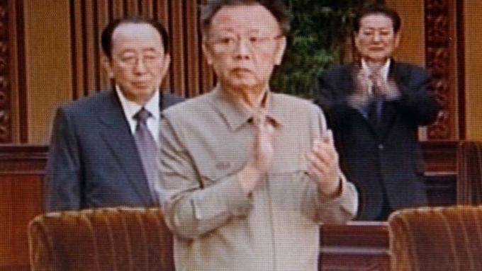 Kim Čong-il v parlamentu na fotografii uveřejněné státní televizí KRT