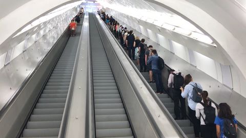 Z Anděla se už lidé dostanou na metro. Dopraví je tam nové eskalátory