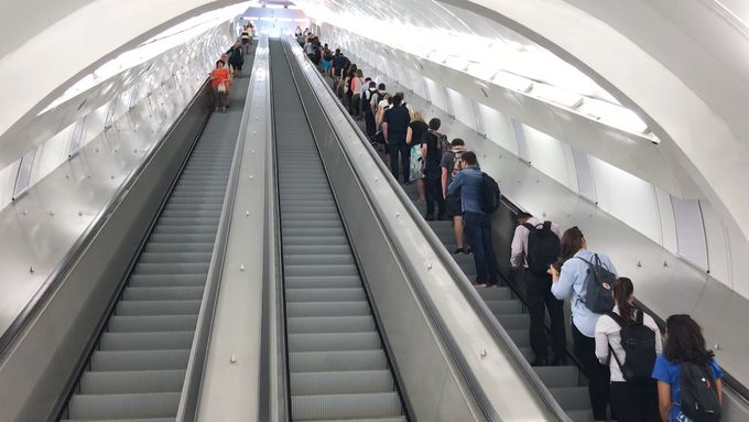 Do stanice metra Anděl se lze od června loňského roku dostat po nových eskalátorech. Jejich výměna trvala devět měsíců.