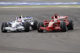 Kimi Räikkönen s Ferrari (vpravo) bojuje o druhé místo s Robertem Kubicou v BMW Sauberu.