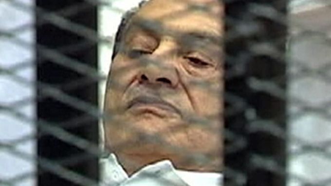 Husní Mubarak během soudního procesu. Snímek je z 3. srpna 2011