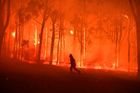 V Austrálii se šíří požáry, museli zavřít i školy. Sydney se topí v hustém kouři