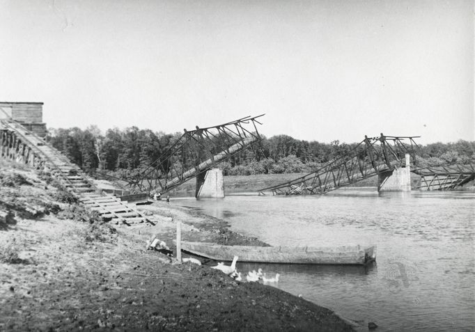 Škody, které na zařízení Baťova kanálu zanechala Druhá světová válka. Rok 1945