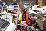 Nizozemská garáž plná škodovek. Některé jsou v zuboženém stavu, jiné ale naopak dost zachovalé, jen pod nánosem nepořádku.