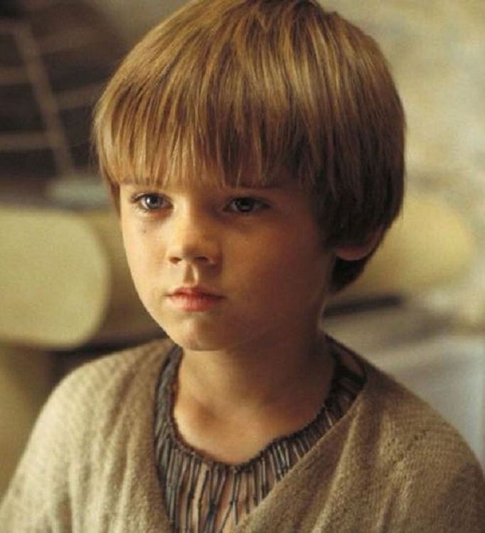 Jake Lloyd jako Anakin Skywalker.