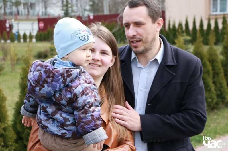 Volha Sieviaryniecová se synem a manželem.