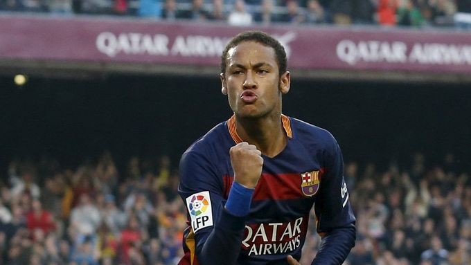 Neymar se raduje z gólu Barcelony