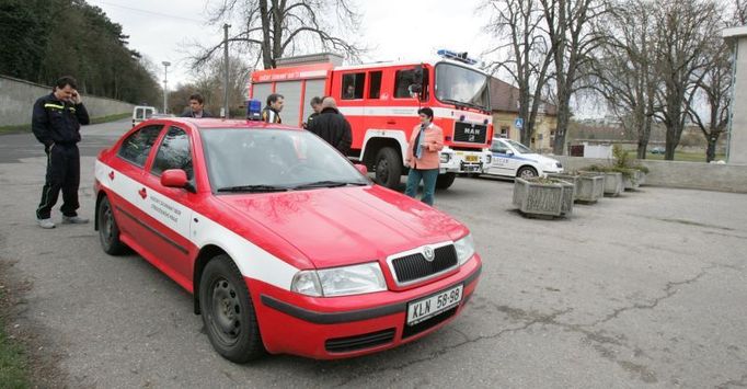 Osm žáků a učitelku odvezli zdravotníci do nejbližší nemocnice na ošetření.