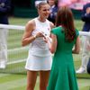 Karolína Plíšková s trofejí poraženou finalistku Wimbledonu 2021, kterou jí předala Catherine, vévodkyně z Cambridge