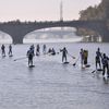 Vodáci - Praha - jezy - Vltava - paddleboard