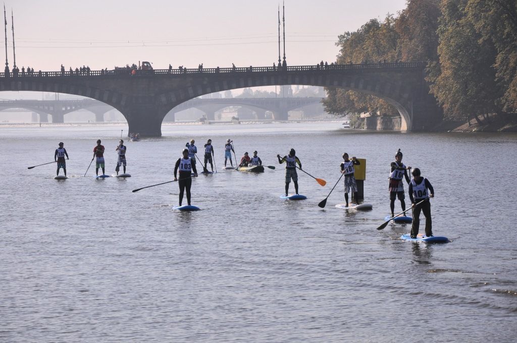 Vodáci - Praha - jezy - Vltava - paddleboard