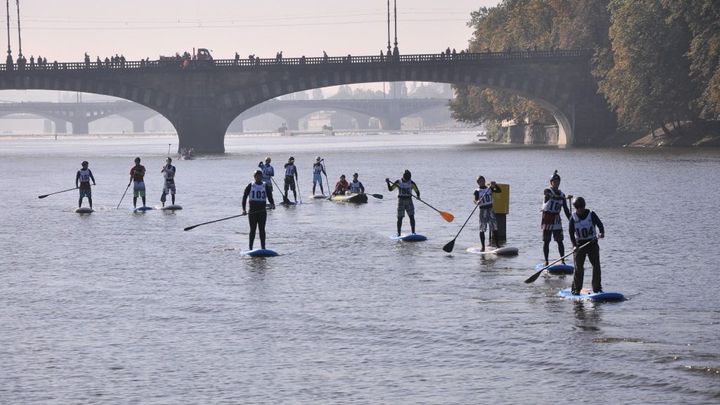 Paddleboardy v centru Prahy končí. Jsou nebezpečné sobě i okolí, říká plavební správa