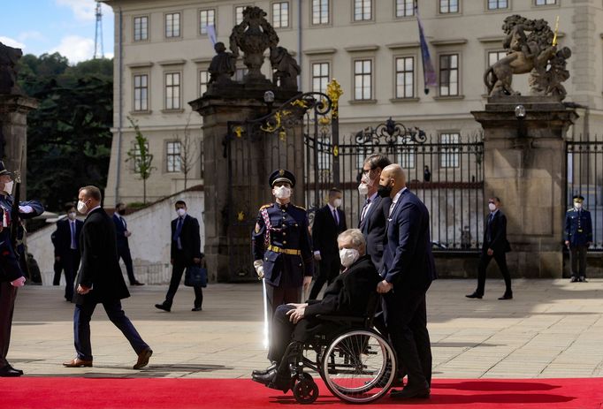 Prezident Miloš Zeman (na invalidním vozíku) přijal 18. května 2021 na Pražském hradě srbského prezidenta Aleksandara Vučiče (vedle vozíku v brýlích).