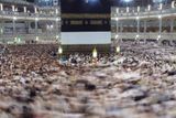 Začaly tím první rituály islámské pouti do Mekky, kterou má alespoň jednou za život vykonat každý věřící, který je na to dostatečně bohatý a zdravý. Místní úřady očekávají letos asi tři miliony poutníků.