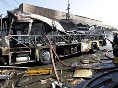 Trosky autobusu ve kterém při bombovém útoku zahynulo 30 lidí.