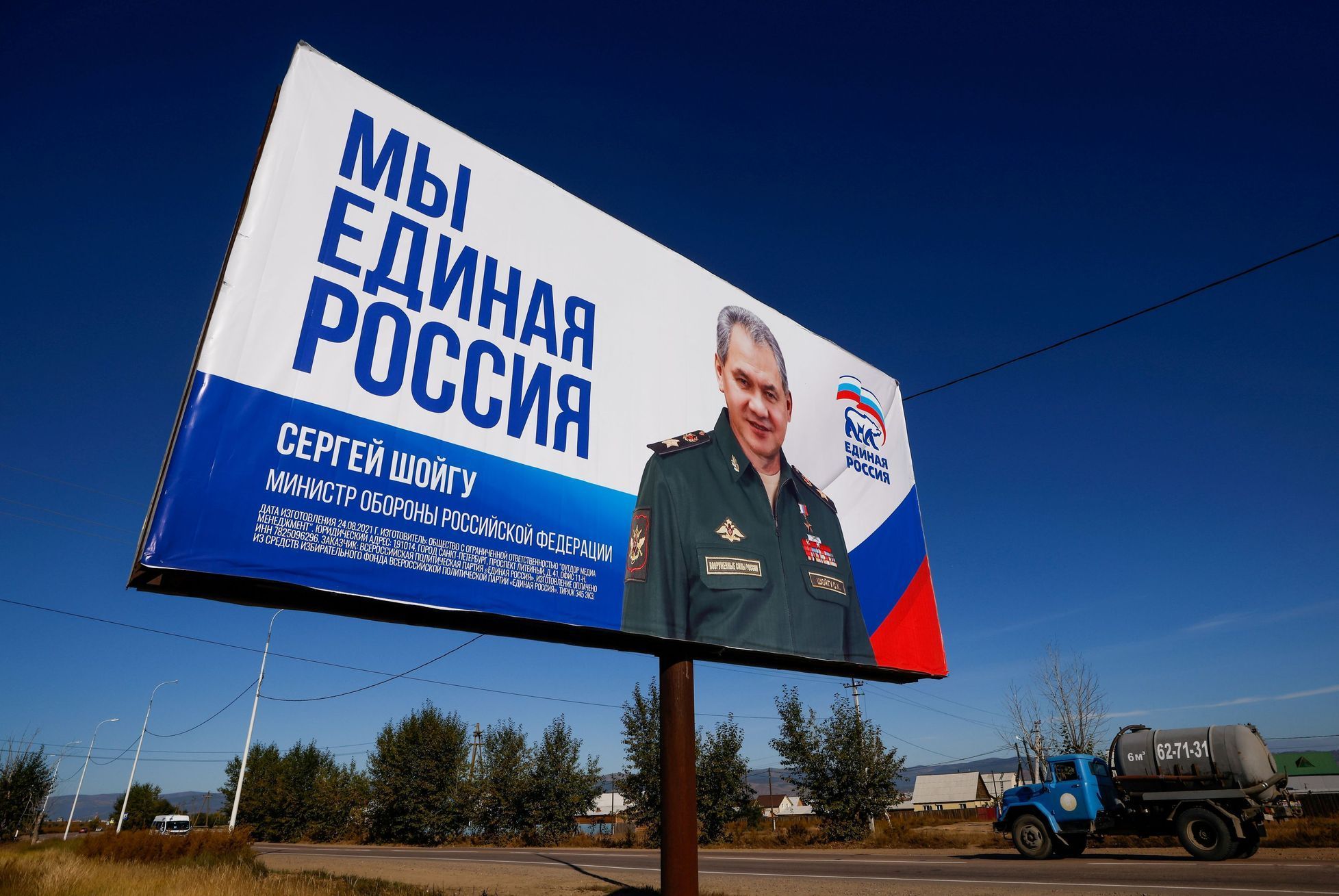Na volebním plakát Jediného Ruska je ministr obrany Sergej Šojgu.