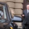 Václav Klaus odchází z budovy Ústavního soudu