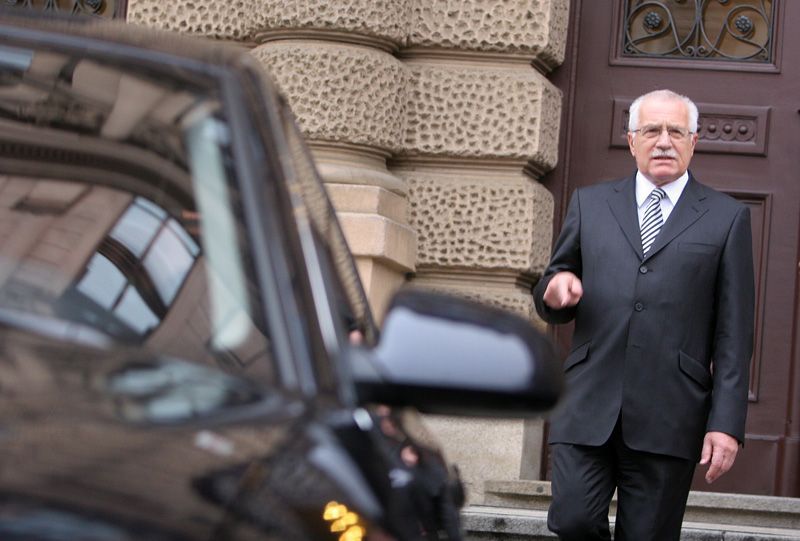 Václav Klaus odchází z budovy Ústavního soudu