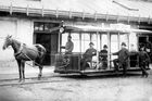 První vozovnu, kterou zachycuje tento i následující snímek, měla koňka v Karlíně u dnešní křižovatky Sokolovská – Šaldova, od roku 1876 potom i na Smíchově.