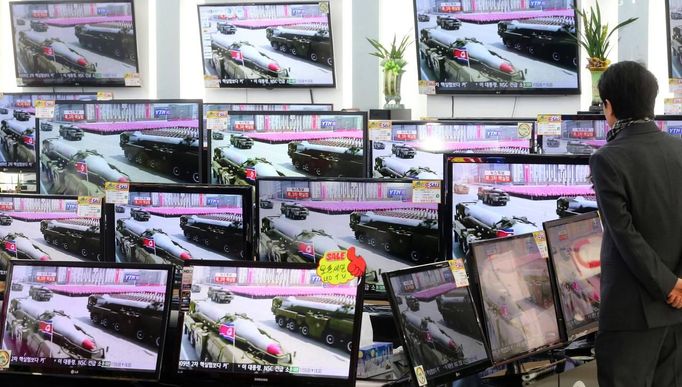 A customer look at television sets showing a report on North Korea's nuclear test at an electronics shop in Seoul February 12, 2013. North Korea conducted a nuclear test on Tuesday, South Korea's defence ministry said, after seismic activity measuring 4.9 magnitude was registered by the U.S. Geological Survey. REUTERS/Choi Jae-gu/Yonhap (SOUTH KOREA) NO SALES. NO ARCHIVES. FOR EDITORIAL USE ONLY. NOT FOR SALE FOR MARKETING OR ADVERTISING CAMPAIGNS. THIS IMAGE HAS BEEN SUPPLIED BY A THIRD PARTY. IT IS DISTRIBUTED, EXACTLY AS RECEIVED BY REUTERS, AS A SERVICE TO CLIENTS. SOUTH KOREA OUT. NO COMMERCIAL OR EDITORIAL SALES IN SOUTH KOREA Published: Úno. 12, 2013, 5:40 dop.