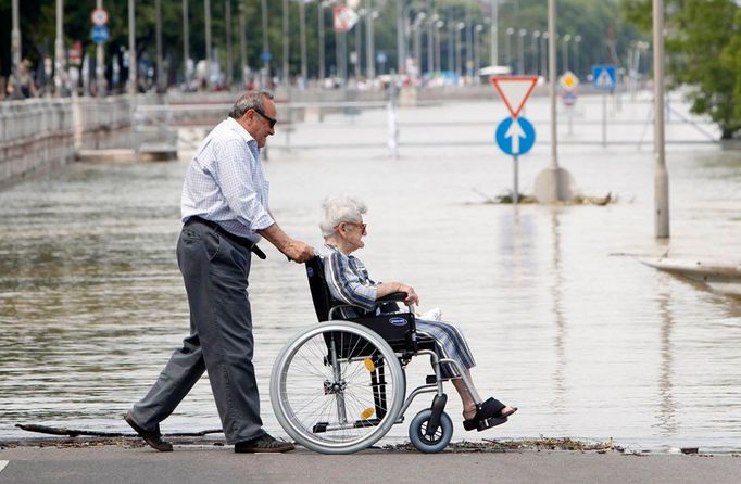 Snímek z Budapešti. Dunaj zaplavil silnice podél nábřeží.