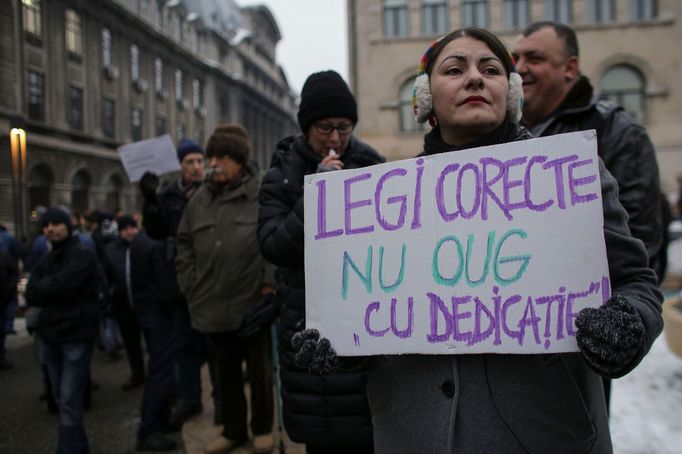 V rumunské metropoli Bukurešť protestují desetitisíce lidí proti kroku levicové vlády, která se rozhodla omilostnit stovky vězňů.