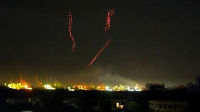 Noční oblohu nad potemnělým Colombem ozářily exploze střel protiletecké obrany