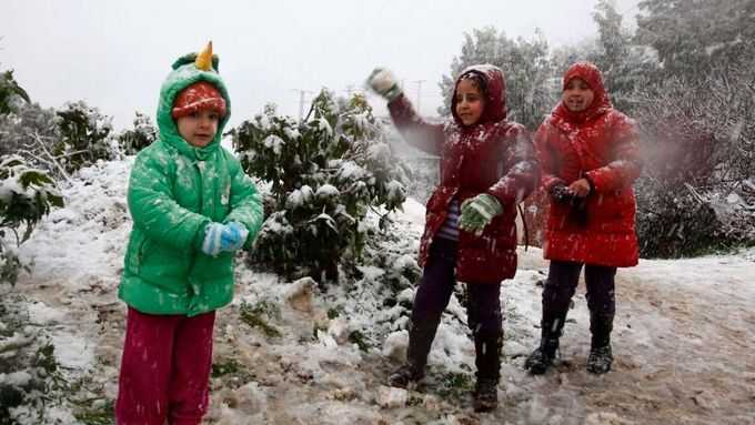 Děti mají v Alžírsku ze sněhu velikou radost.
