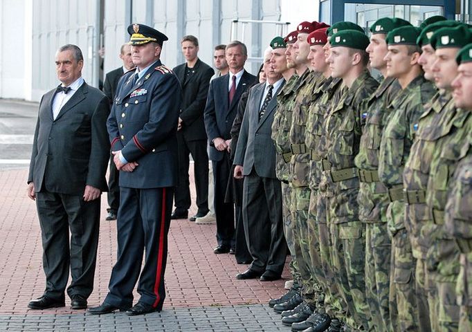 Na letišti ve Kbelích se zúčastnili pietního ceremoniálu mj. ministr zahraničí Karel Schwarzenberg, ministryně obrany Vlasta Parkanová, americký velvyslanec Richard Graber a členové rodiny zabitého vojáka.