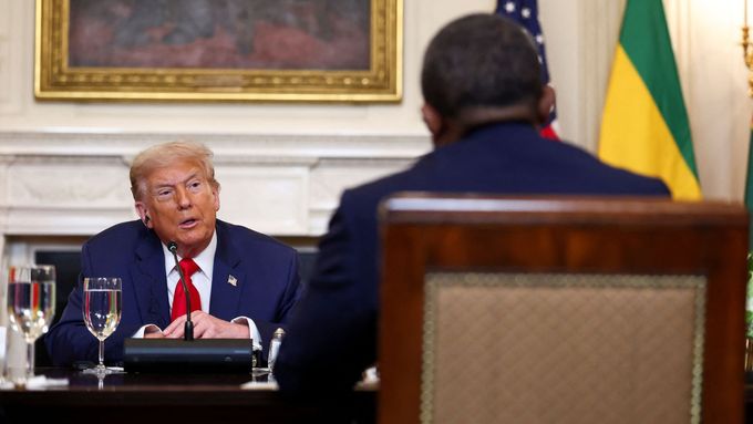 "Vaše angličtina je tak dobrá. Kde jste naučil tak krásně mluvit?" zeptal se Trump vůdce Libérie
