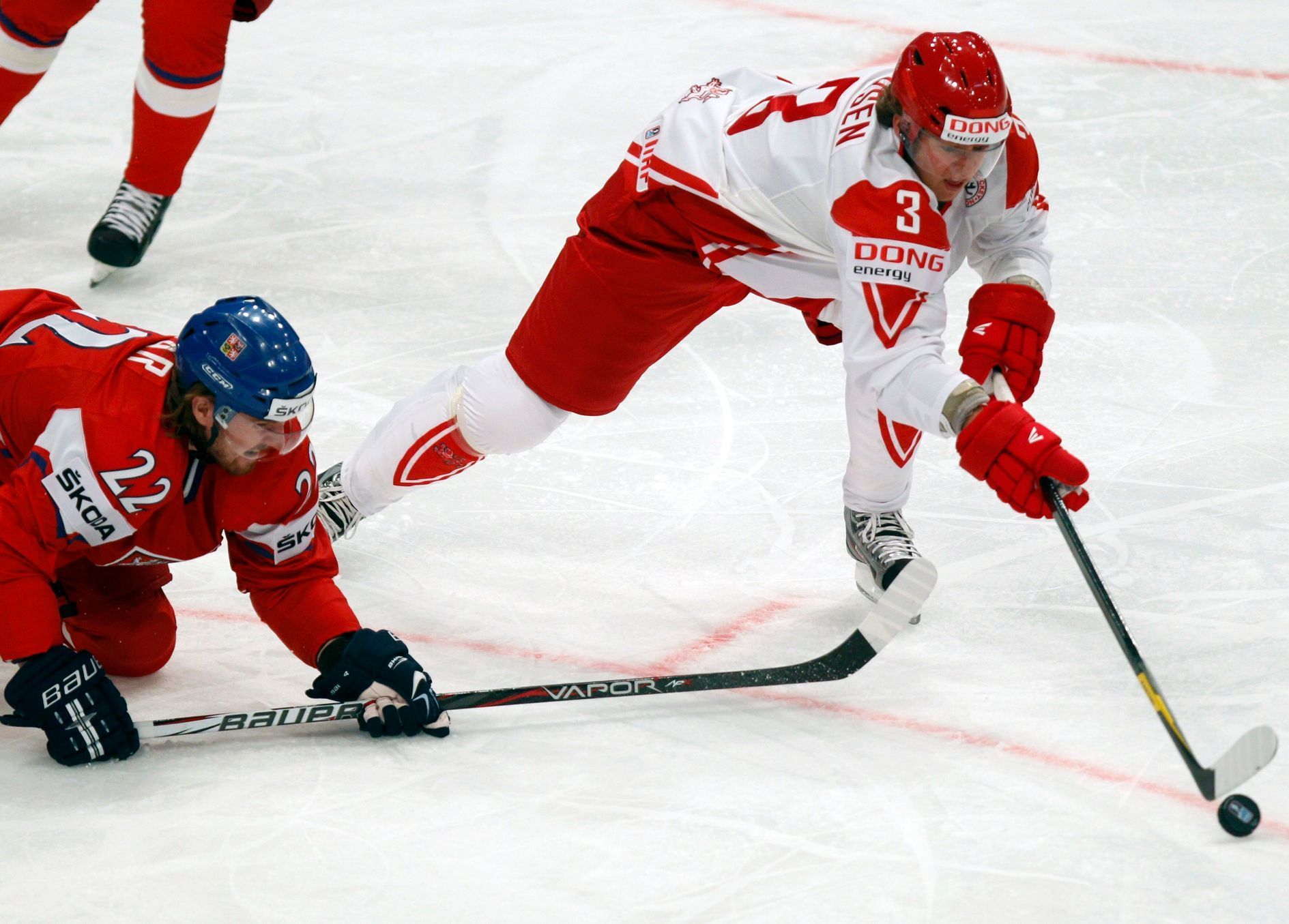 Lukáš Kašpar a Kim Lykkeskov v utkání MS v hokeji 2012 Česko - Dánsko