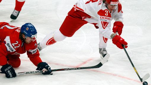 Lukáš Kašpar a Kim Lykkeskov bojují o puk v utkání MS v hokeji 2012 Česko - Dánsko.