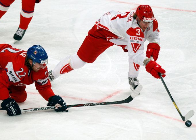 Lukáš Kašpar a Kim Lykkeskov bojují o puk v utkání MS v hokeji 2012 Česko - Dánsko.